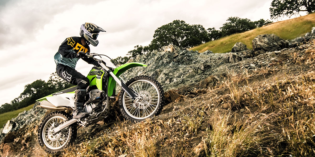CRF最強對手 還有原廠滑胎設定!2024 Kawasaki KLX300/KLX300SM玩樂性質依舊