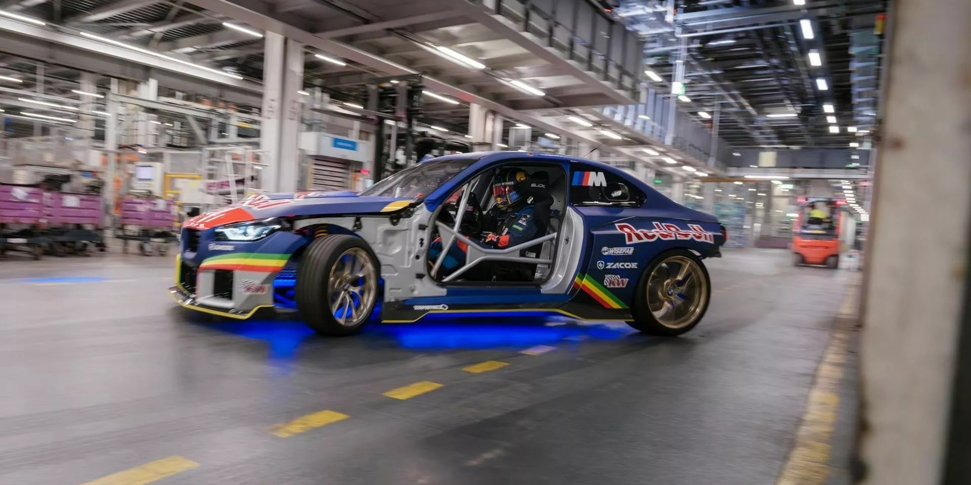 超刺激場面上演 BMW M2工廠滑行挑戰