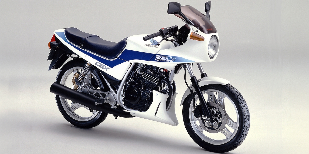 怪騎物語。圓燈子彈頭、28匹250c.c.單缸、115公斤車重!Honda CBX250S