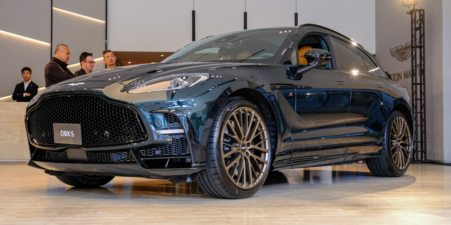 以「S」之名，馭見磅礡之境：Aston Martin DBX S 成就非凡駕馭； 六十載馭風傳承，開篷王者再臨：Vanquish Volante 60th Anniversary Edition同台登場