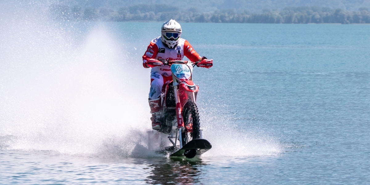 時速破百的輕功水上飄,CRF450R締造摩托車水上最速紀錄!