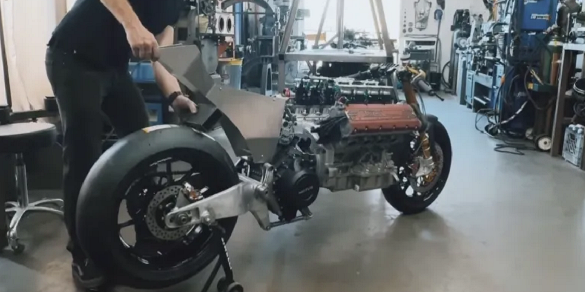 V8引擎直接上身!知名機車改裝技師Maxwell Hazen將Ferrari F355裝上機車