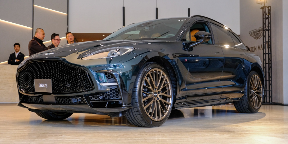 以「S」之名，馭見磅礡之境：Aston Martin DBX S 成就非凡駕馭； 六十載馭風傳承，開篷王者再臨：Vanquish Volante 60th Anniversary Edition同台登場