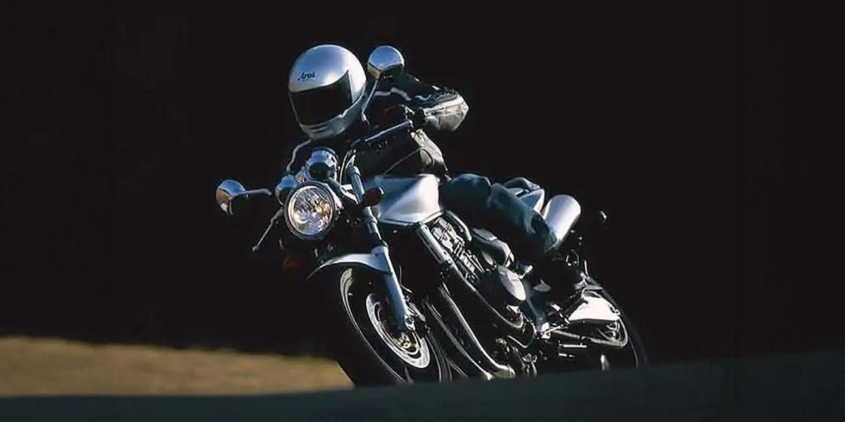 怪騎物語：排量階級的叛逆者！Honda CB900 HORNET 如何將炎刃之心塞進輕檔骨架