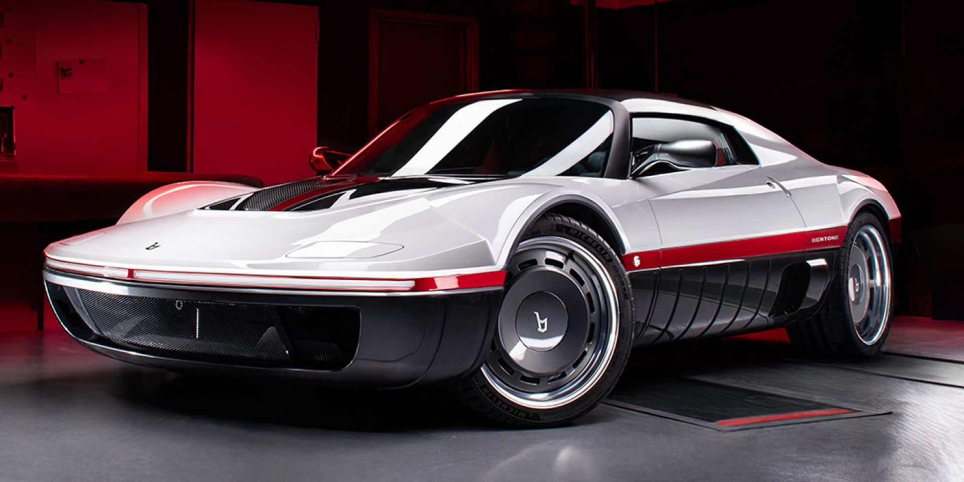 Bertone Runabout 2026：復活 1969 經典概念車，碳纖維車身、475hp V6、限量 25 輛