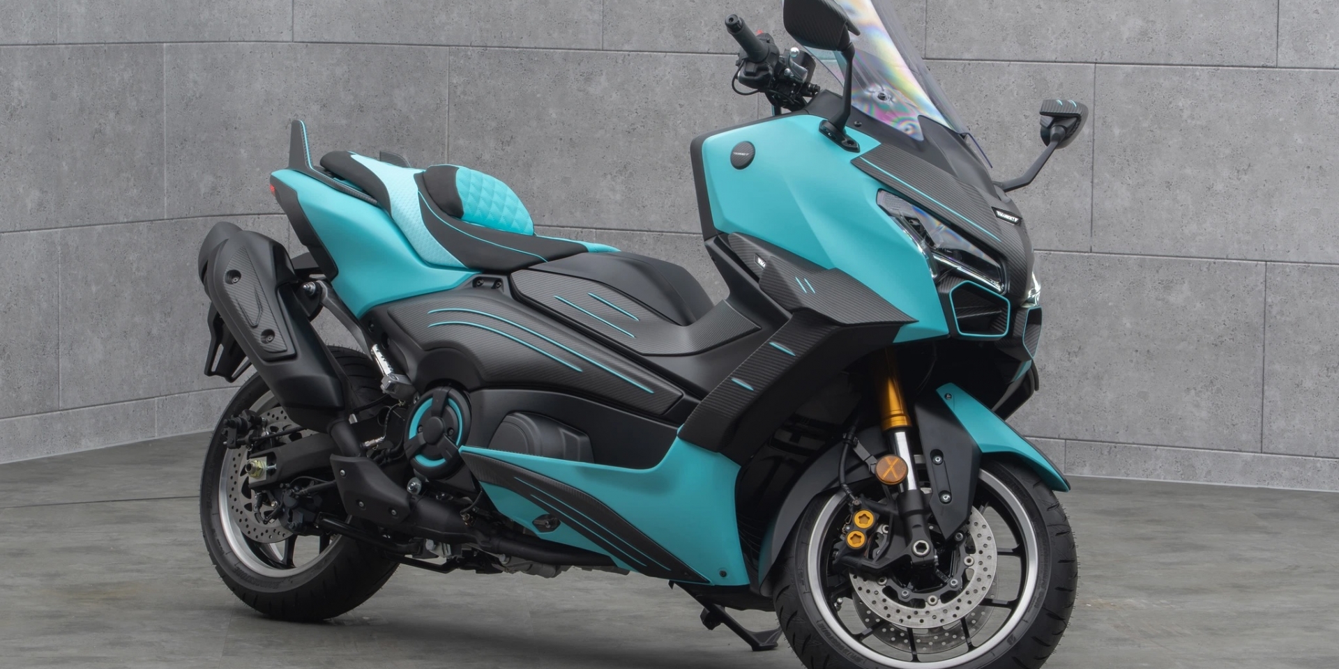 Yamaha TMAX 560 變身碳纖維富豪速克達！專改超跑的 Mansory 現在也改二輪