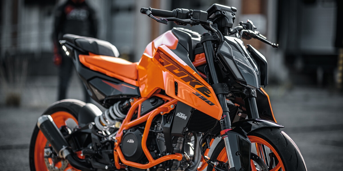 馬力加0.8匹、全新搖臂副車台、懸吊電控升級!2024 KTM 390 DUKE 海外發表