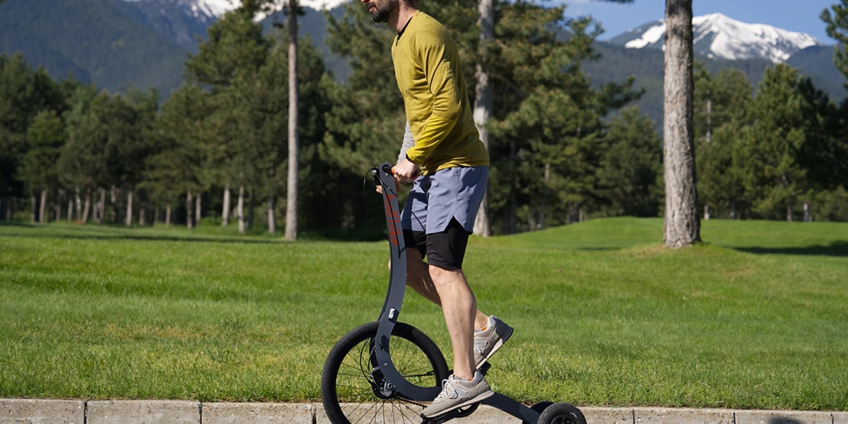 Halfbike Pro：站立式三輪折疊車，11.2 公斤、20 吋前輪，售價約 NT$42,000