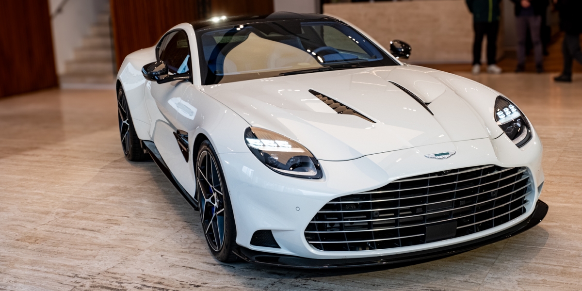 V12引擎,巔峰再臨!全新 Aston Martin Vanquish 王者回歸,重新定義跑車典範