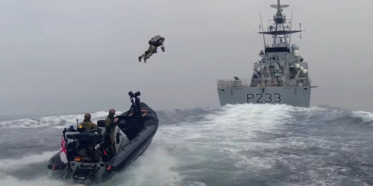 鋼鐵人降臨?英國海軍陸戰隊噴射飛行服登艦實測曝光!