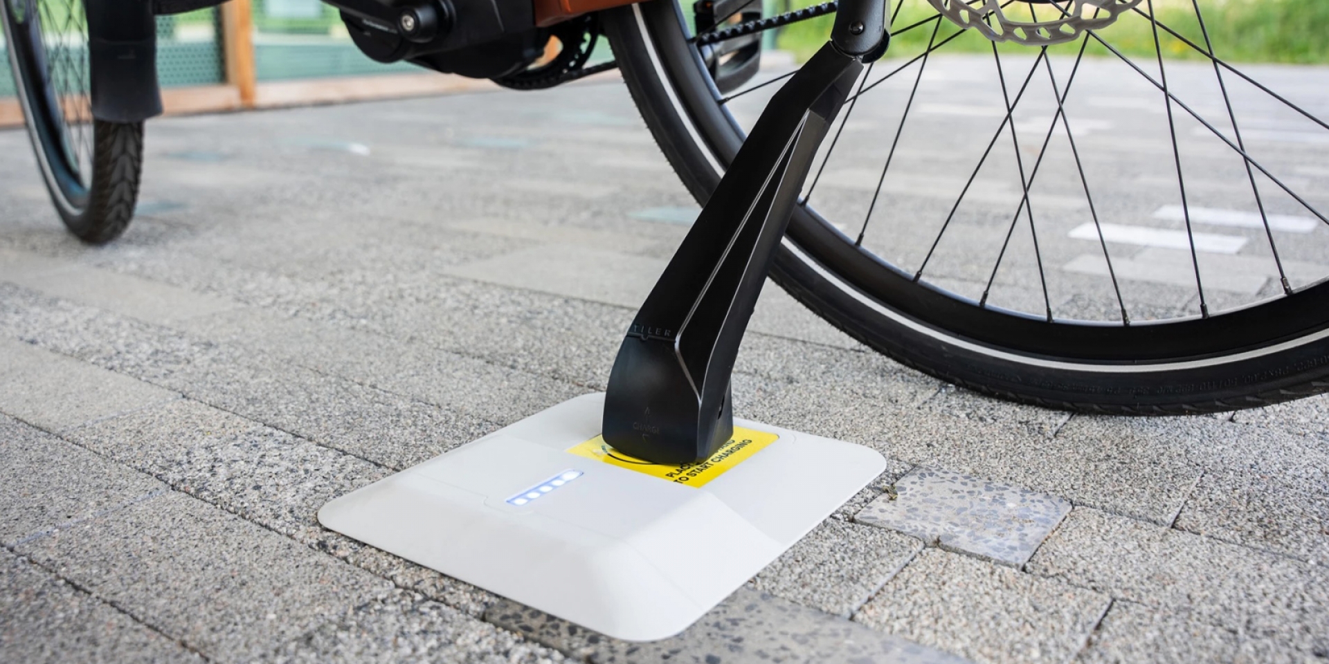 充電免插電！Tiler「腳架式無線充電墊」登場，36V 電池 3.5 小時搞定、售價不到九千元