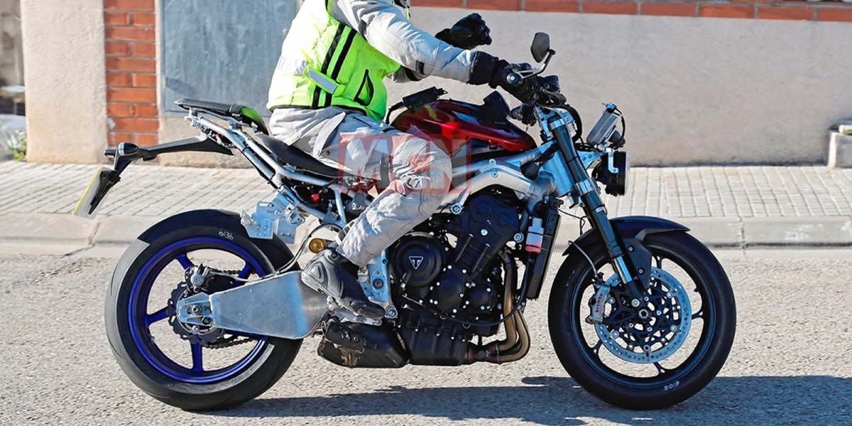圓燈、賽車後搖臂、整流罩鎖點!Triumph Street Triple RR 間諜照曝光