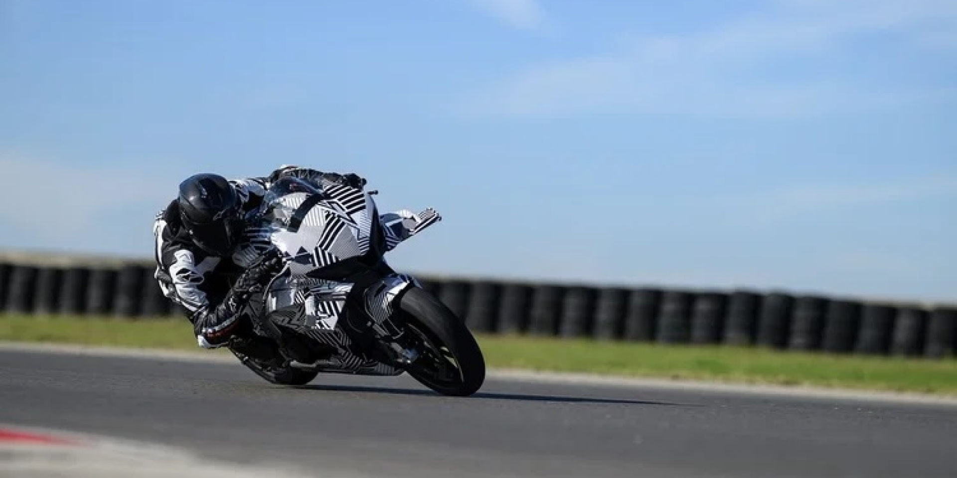 CFMoto V4 SR-RR 進入賽道測試，315.8 km/h 原型車鎖定旗艦定位