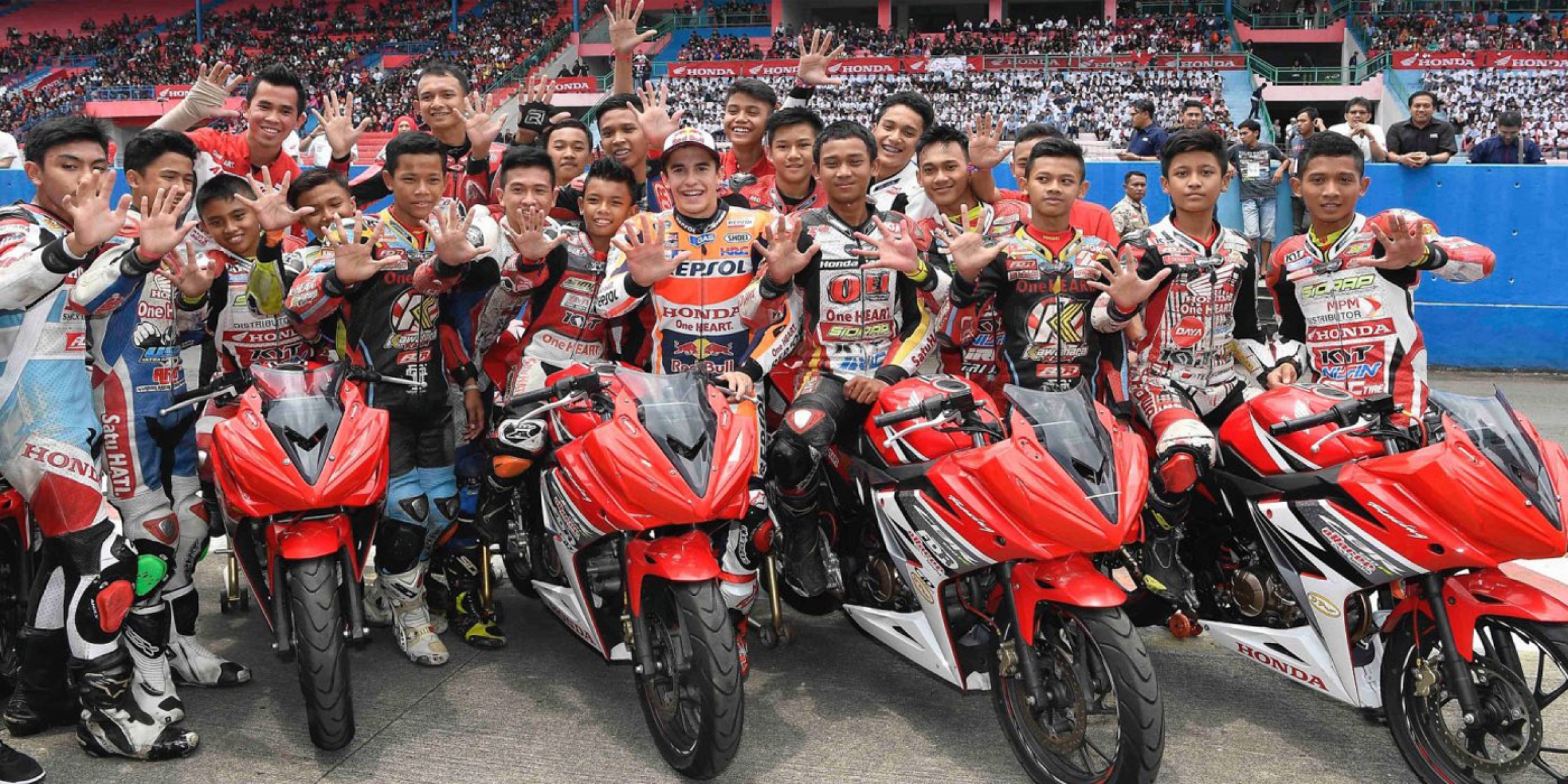 世界冠軍MARQUEZ造訪HONDA賽車學院。試乘CBR250RR