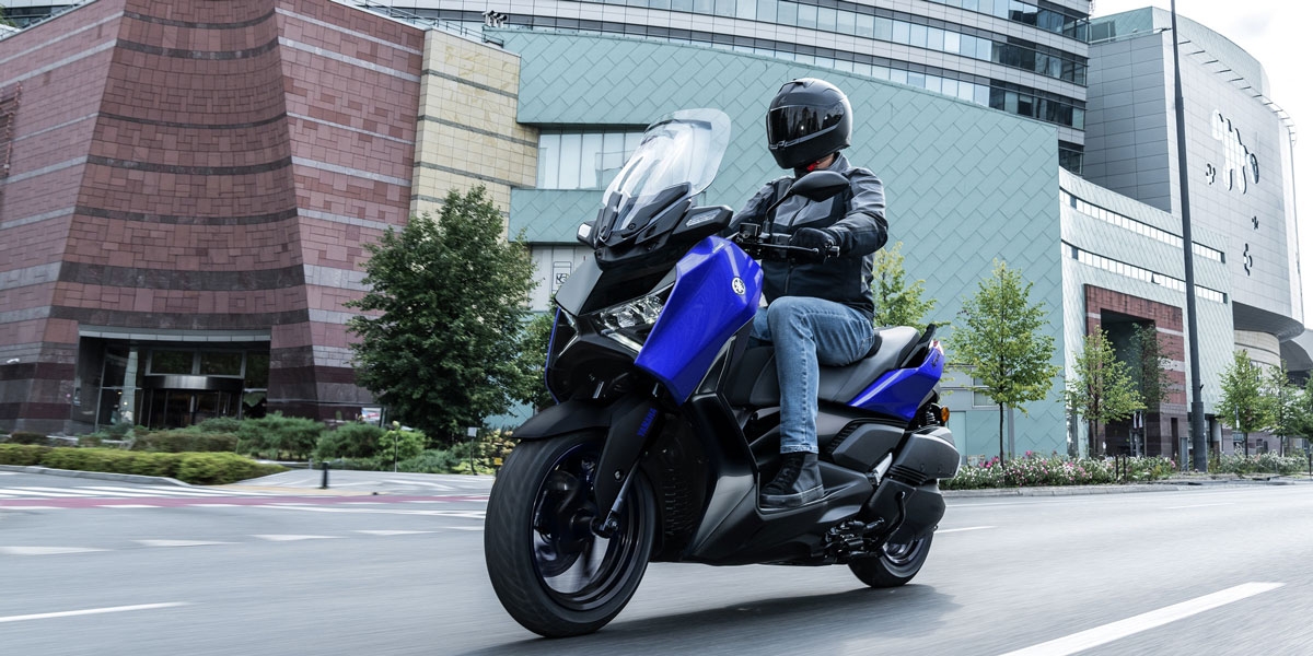 2026 年式 YAMAHA XMAX 雙新色報到，擁 28 匹馬力與專屬雙螢幕，建議售價 23.8 萬元即刻啟航