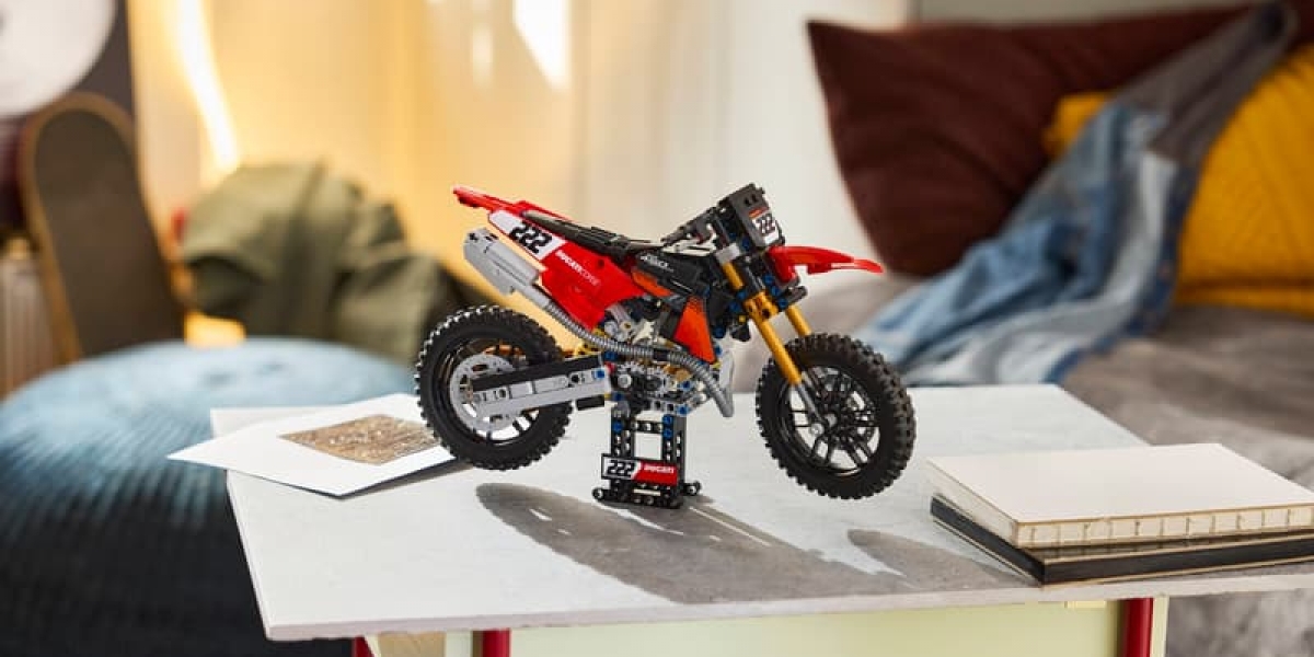 Ducati Desmo450 MX Factory 化身 LEGO Technic，越野紅軍搬上書桌