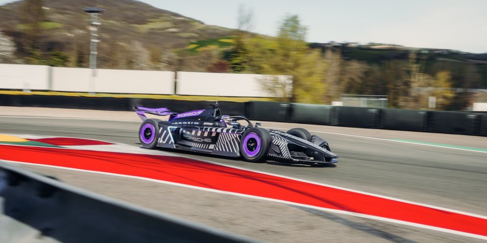 保時捷發表新世代Formula E賽車975 RSE！816匹馬力、極速突破330km/h