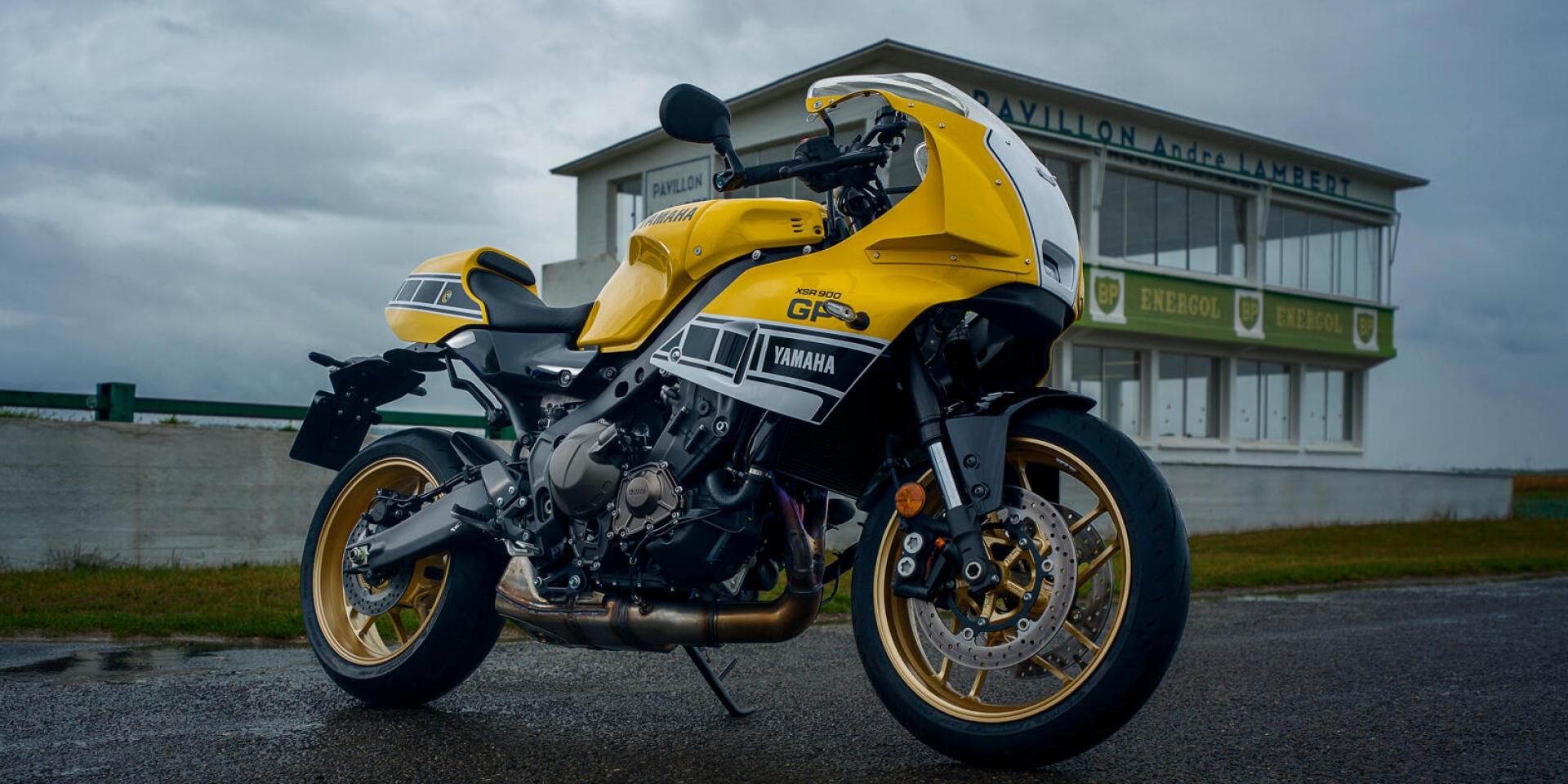 「傳奇黃」塗裝正式致敬 GP 王者 Kenny Roberts!YAMAHA XSR900 GP 2026 年式海外發表