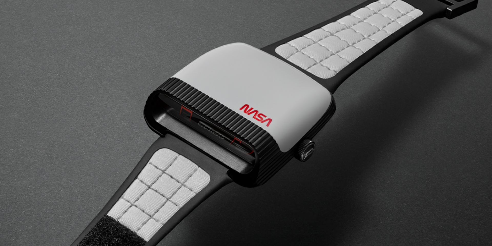 開車騎車看時間免轉手！Amida Digitrend NASA 聯名錶：1976 經典回歸、真實太空衣布料上身！