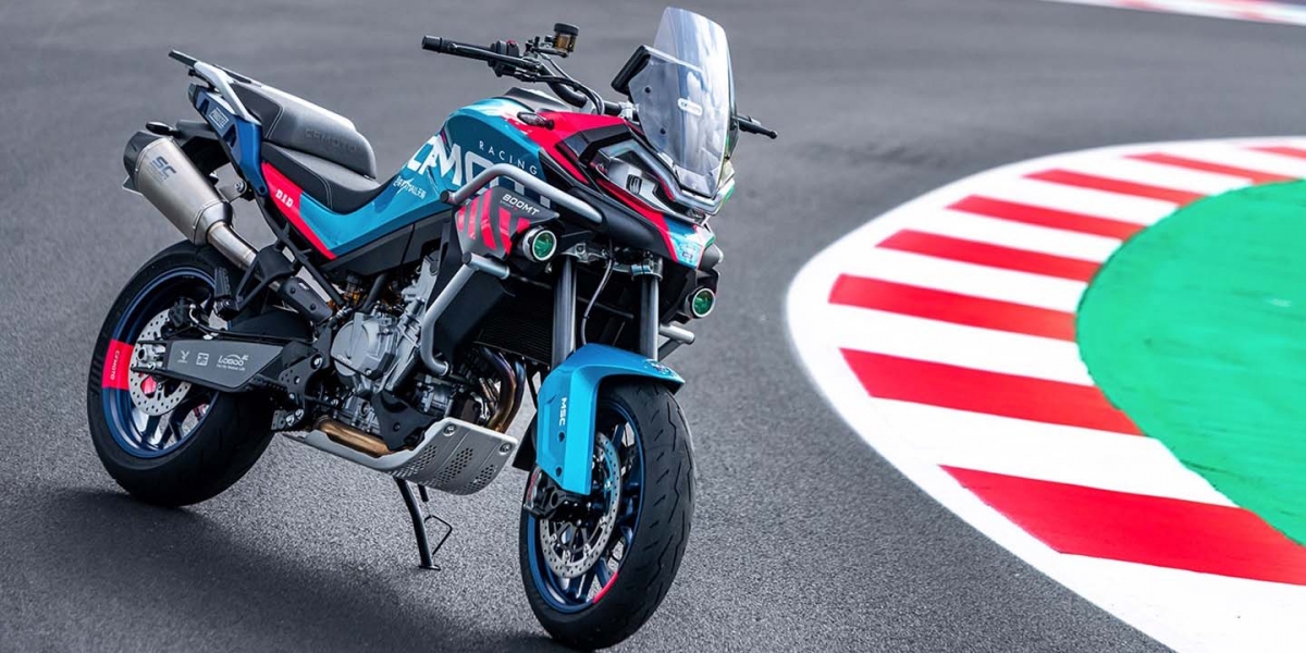 能下賽道輸贏的ADV!CFMOTO 800MT Sport R 賽道亮相