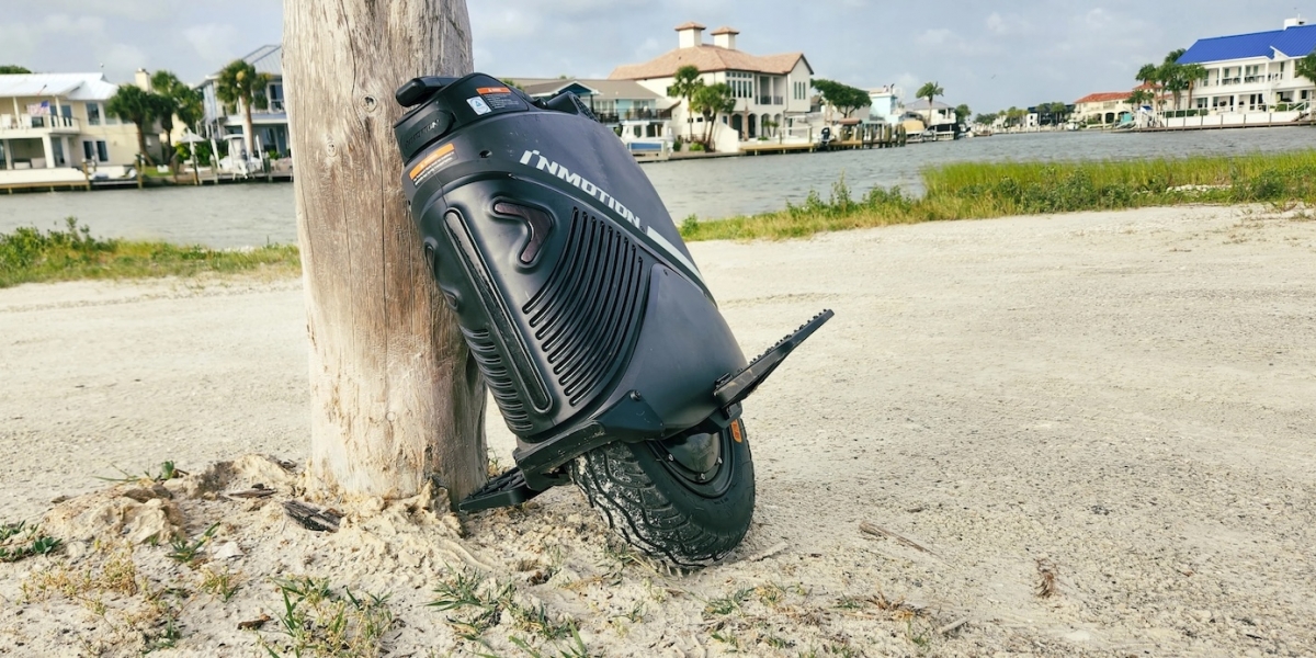 Inmotion V9：16 吋懸吊電動獨輪車，1,000W 馬達、45km/h 極速，售價約 NT$48,000