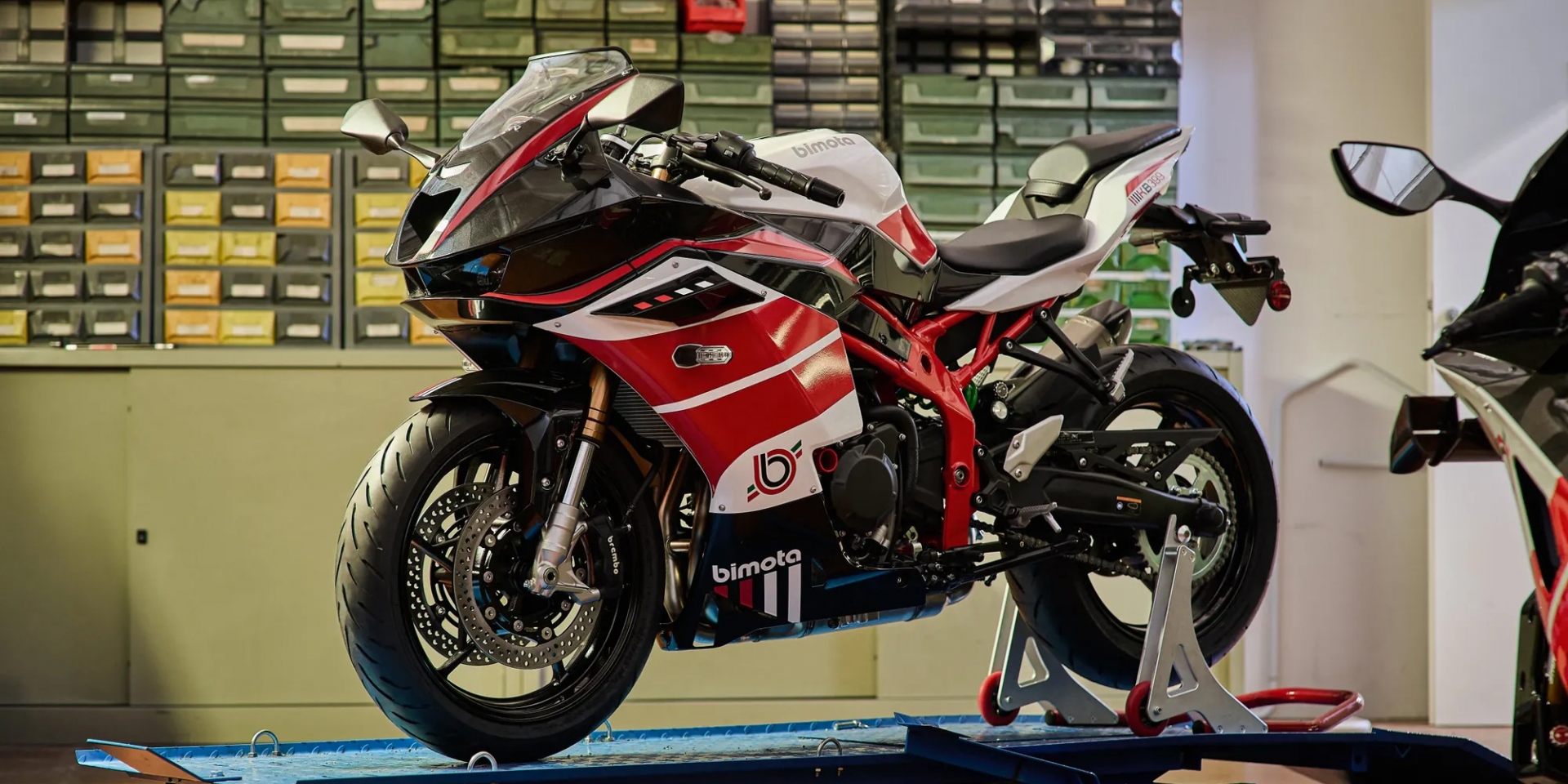 義式浪漫注入四缸尖叫！Bimota KB399 / ES 正式發表：讓 ZX-4RR 變身精品藝術品