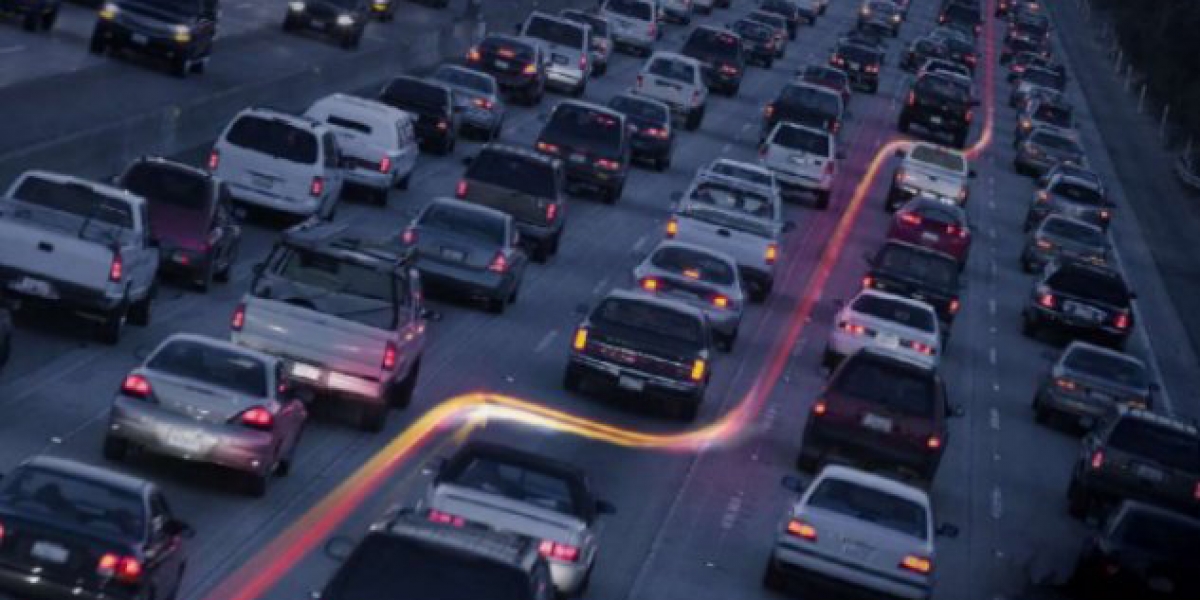 合法車道分割,人家這樣做 - 加州公路警察:請留一些空間讓摩托車在車道間行駛。