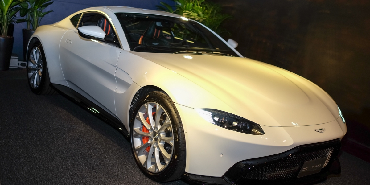 桀驁不馴的天生獵手。Aston Martin New VANTAGE強悍出世