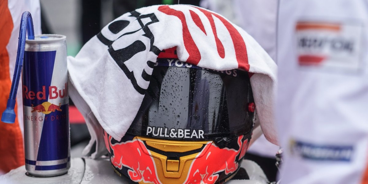 銀石的冰雨在臉上胡亂的拍 - Marc Marquez:抱歉,真的沒辦法比。