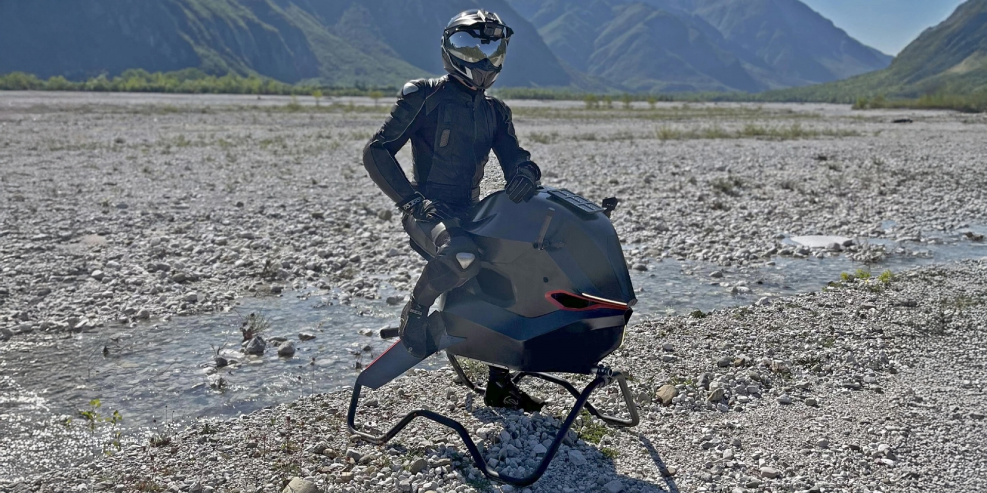 空中重機真的飛起來了！Volonaut Airbike 預計 2026 上市，售價貴到可以買間房