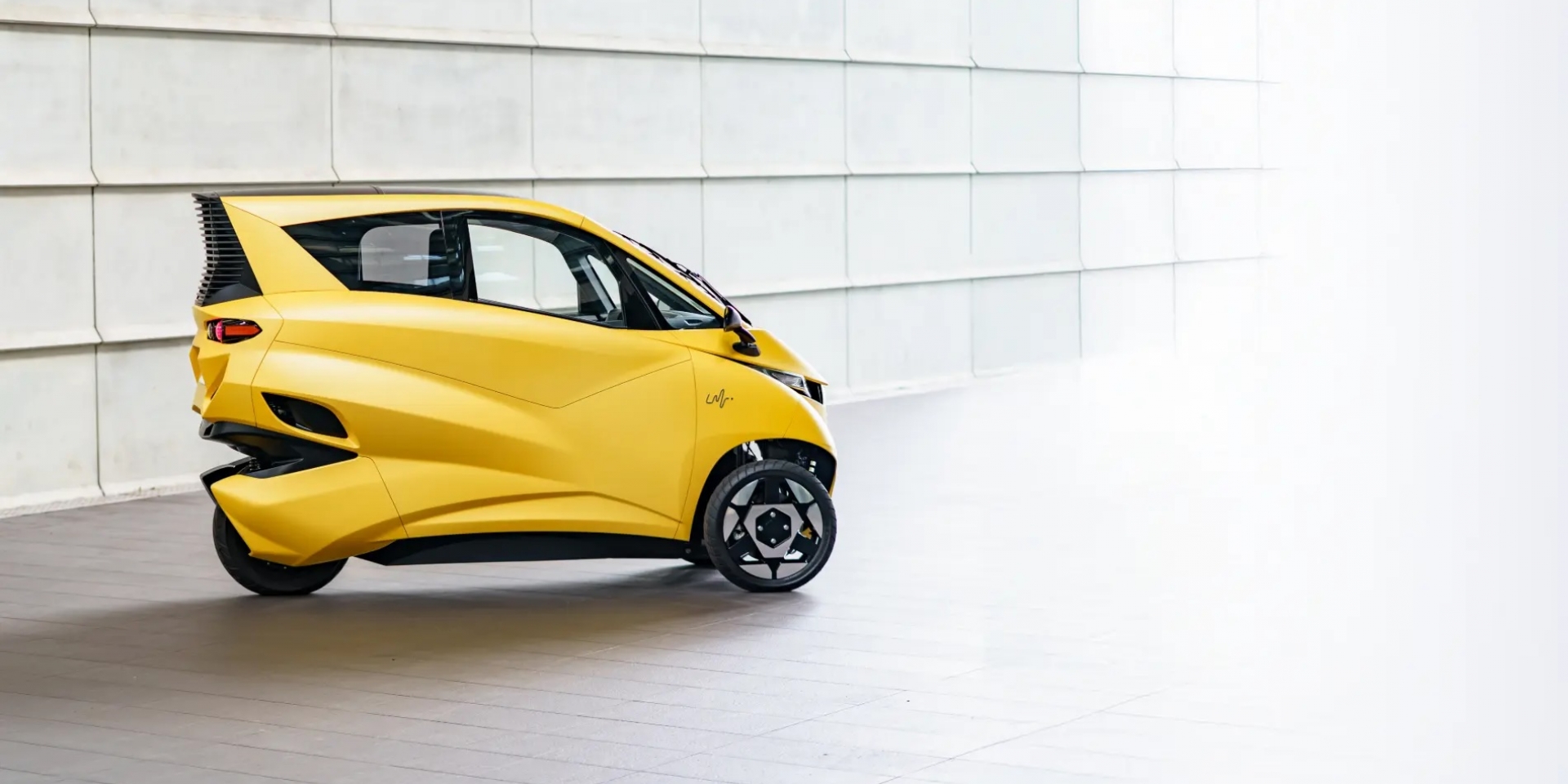 Lean3 駕艙機車 台灣售價 32.8 萬！汽車、機車「優缺點我全都要」的新載具型態