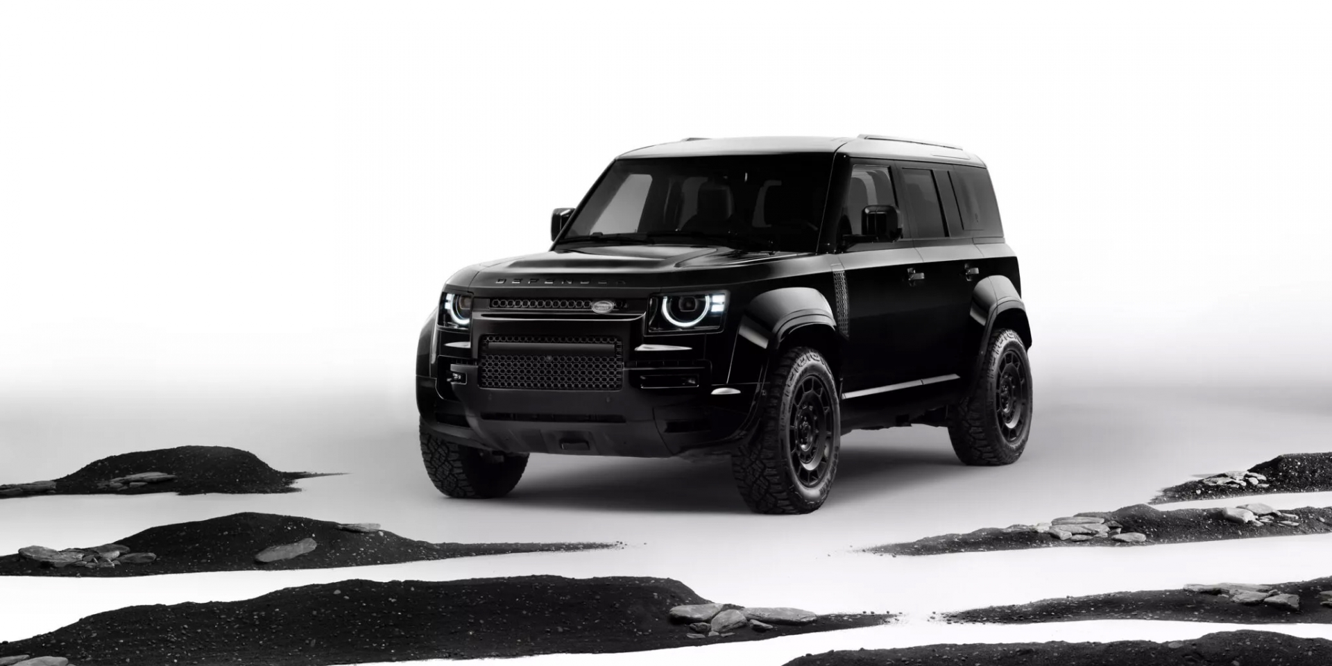 Land Rover Defender OCTA Black 強悍登場，暴力輸出626匹馬力