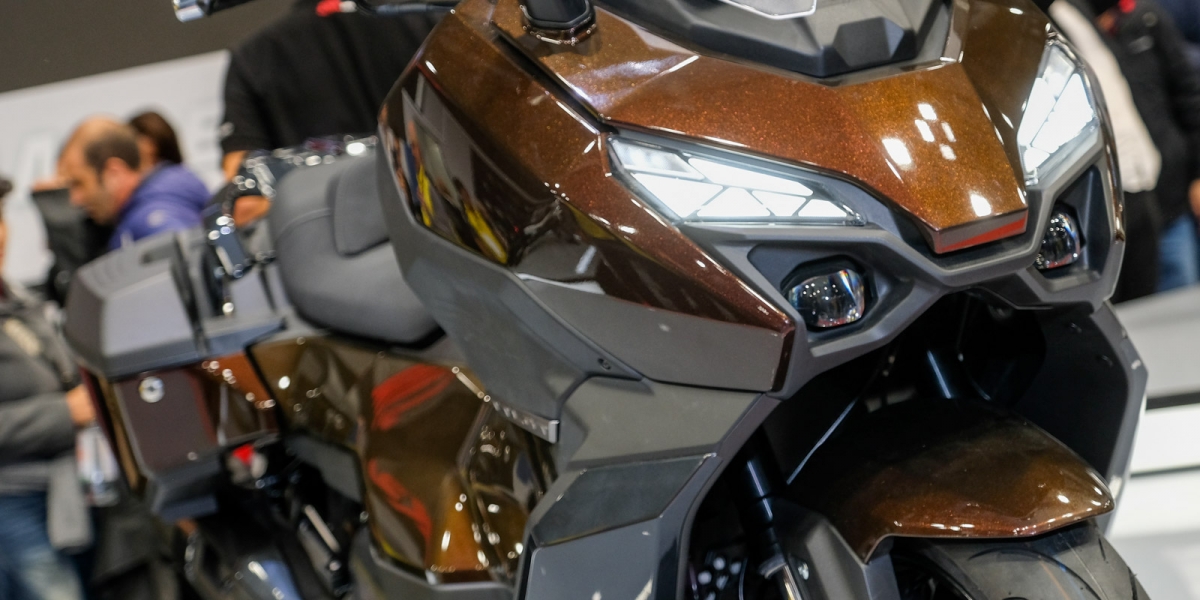 2024米蘭車展。電動風鏡、定速巡航、快拆側箱。SYM TTLBT 閃耀登場!