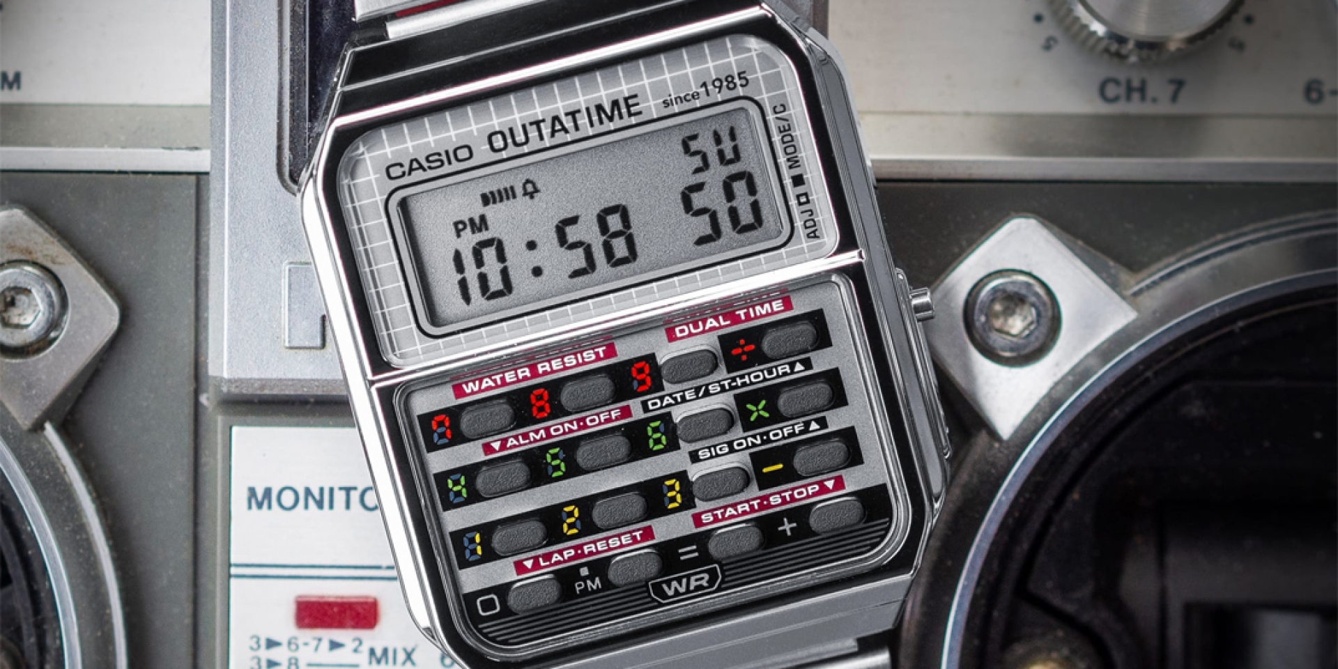 Casio ×《回到未來》聯名錶登場：把時光機 DeLorean 的儀表盤戴在手上