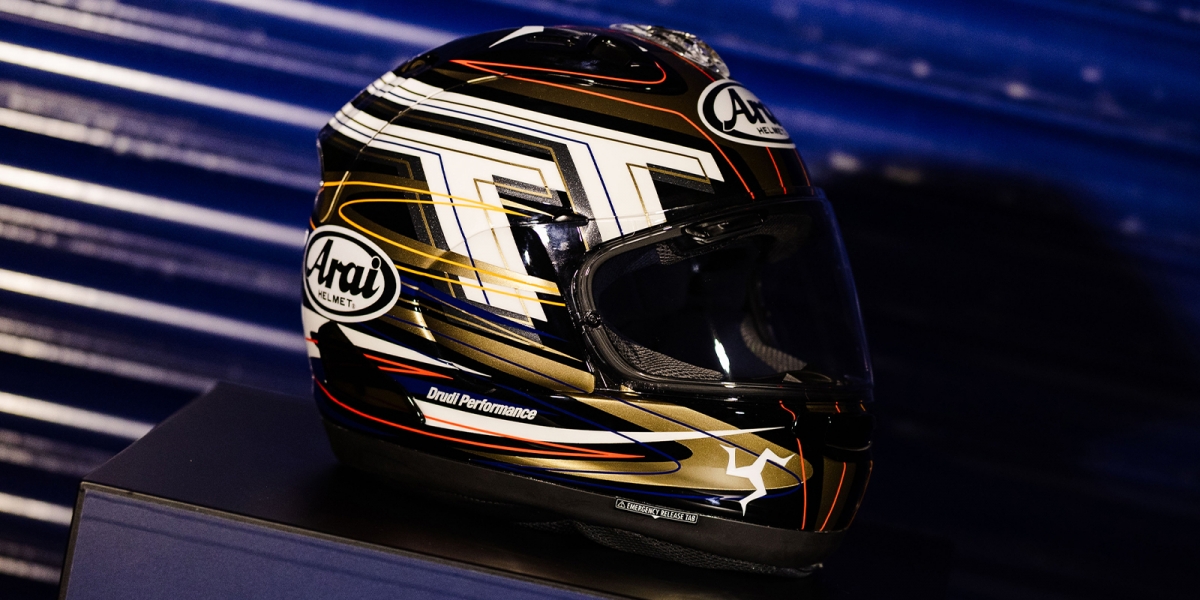 經典黑金配色回歸！Arai 發表 2026 曼島 TT 限定版 RX-7V Evo，2026年五月準備手刀搶購