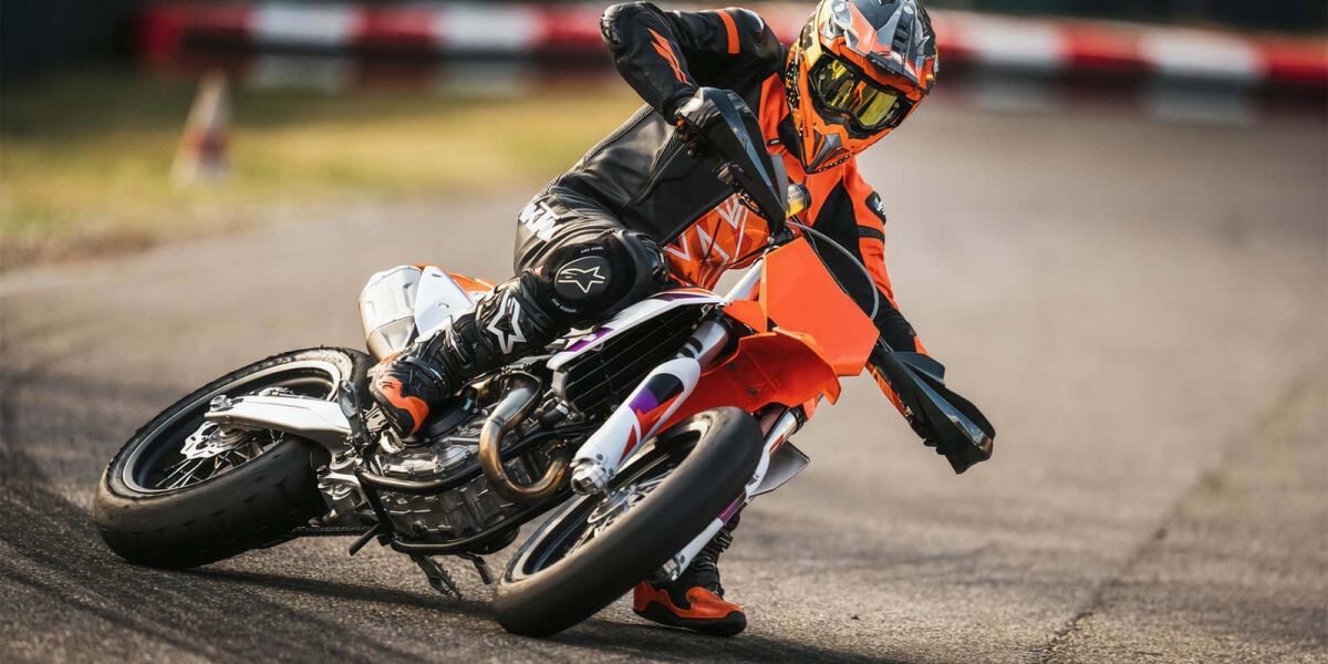 讓你在賽道滑著過彎!2024 KTM 450 SMR 海外發表
