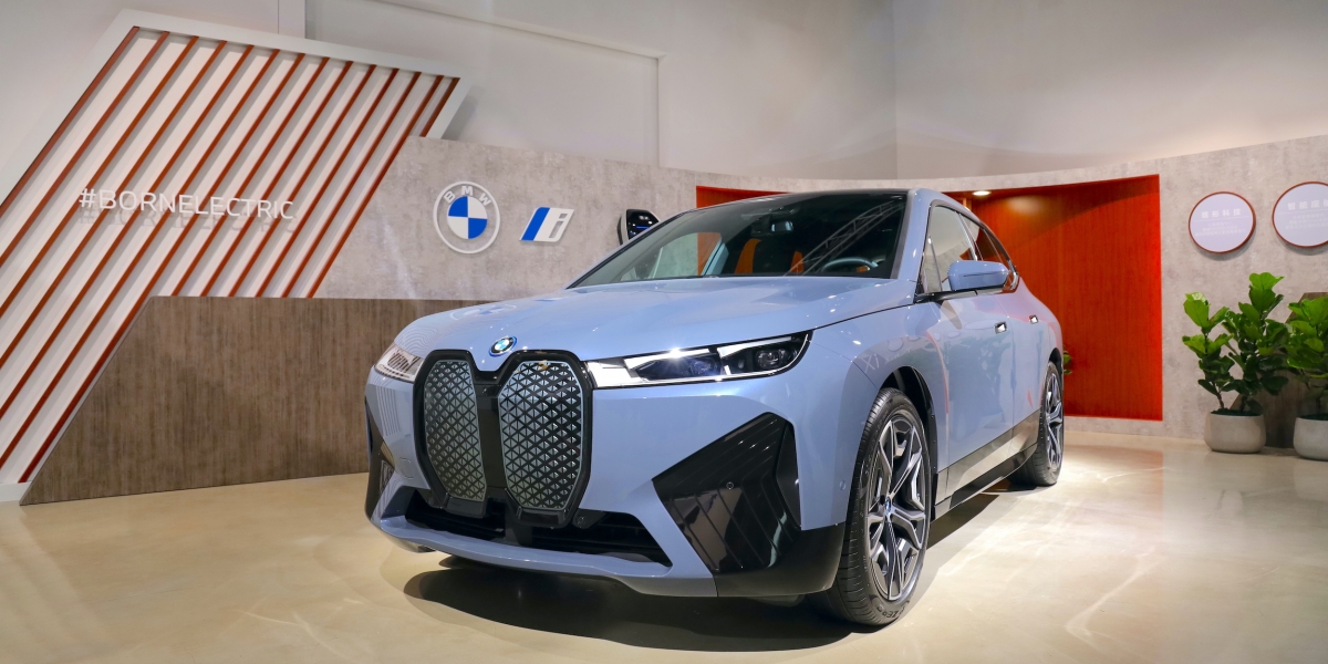 車都沒看到接單數破三百台！BMW首款純電休旅iX 316萬元起滿電上市
