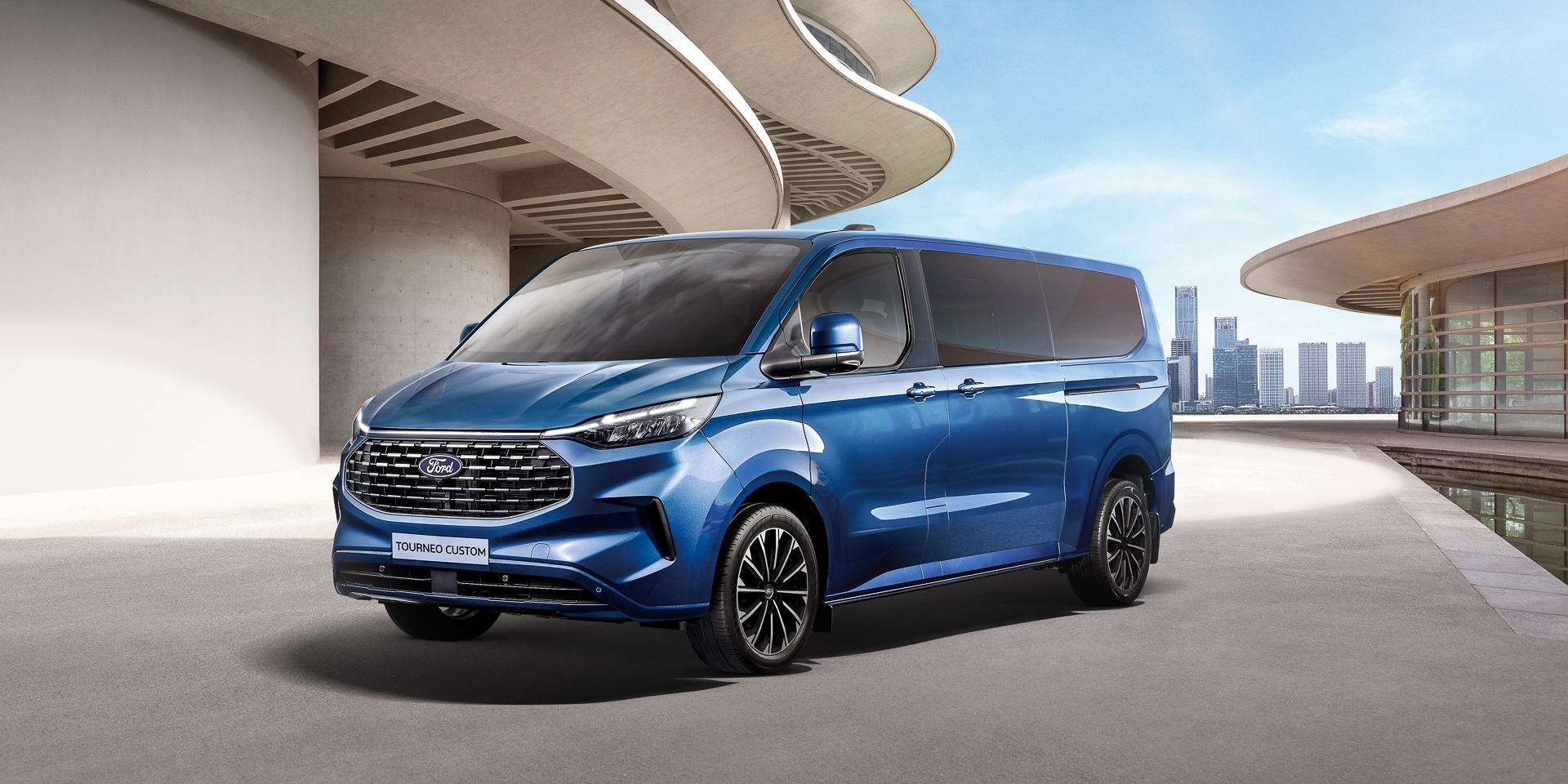 福特Tourneo Custom Bus Titanium Pro八座車型 導入足踢感應式電動側滑門