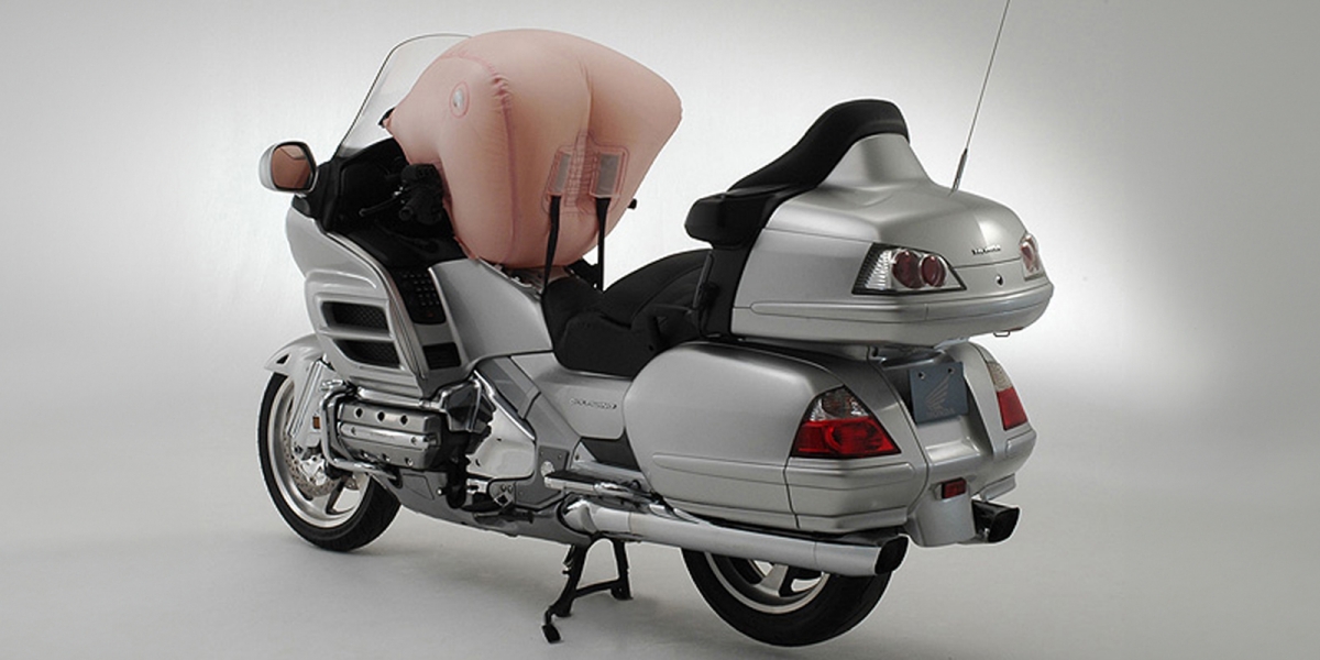 彈出W形氣囊,包住騎士人車分離!Honda全新「機車用安全氣囊」專利曝光
