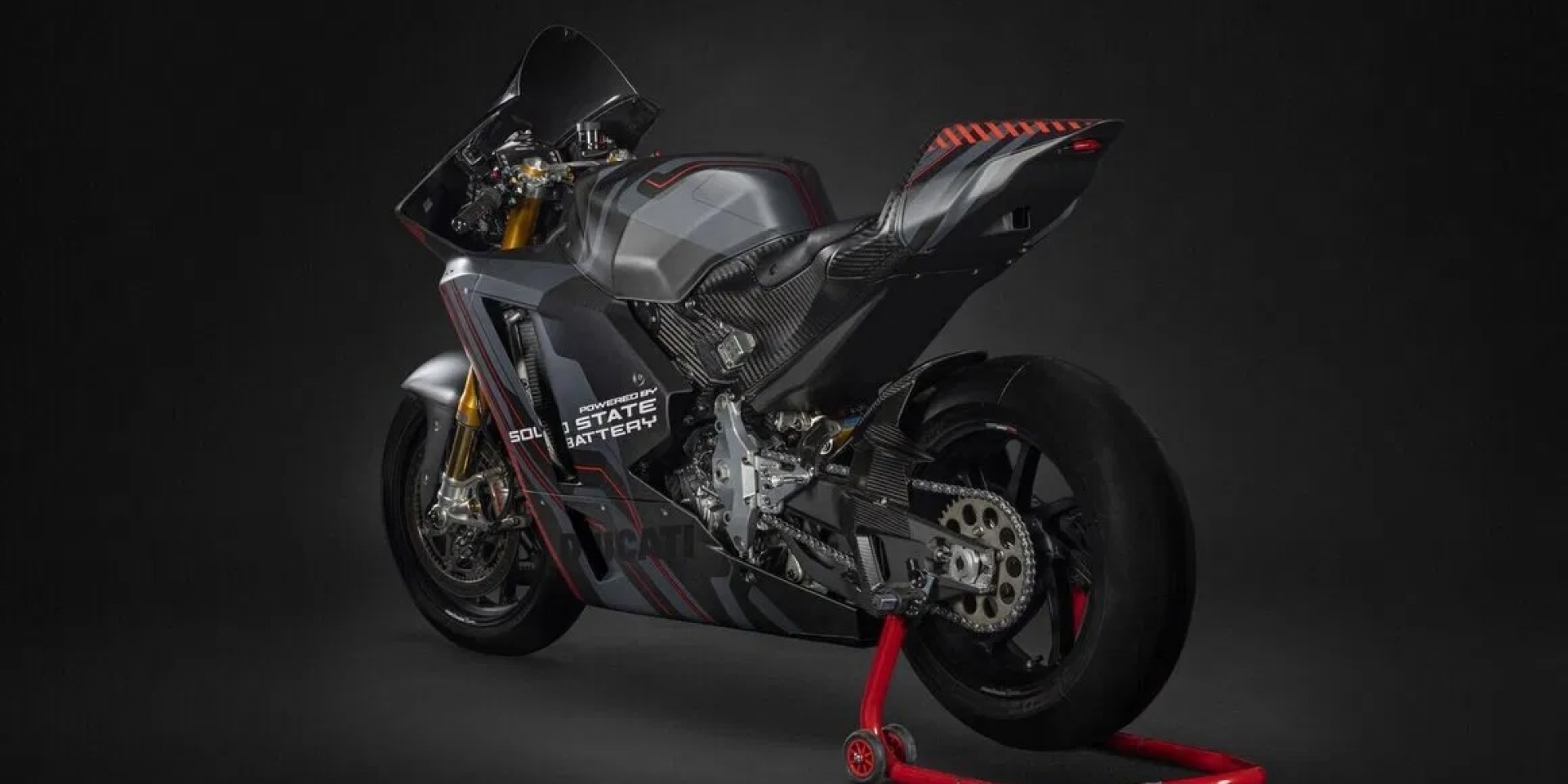 12 分鐘充 8 成電！QuantumScape 與 Ducati  V21L 展示固態電池示範車