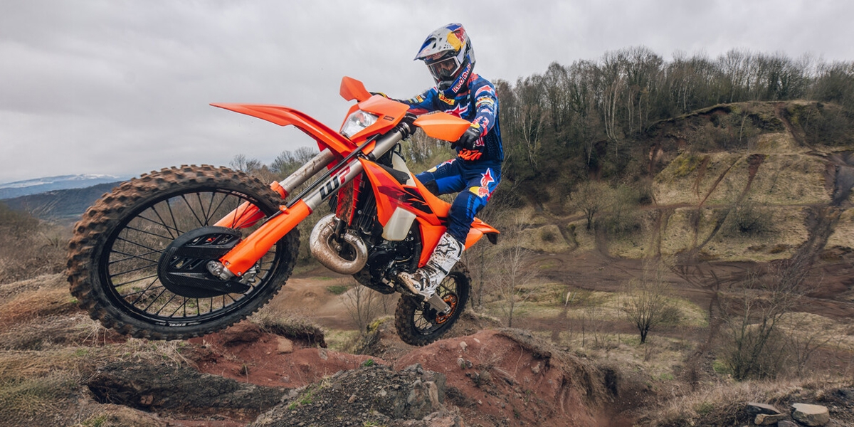 霸者無雙的泥巴配方！2027 KTM Enduro全車系剽悍登場，7款二/四行程越野悍將海外發表