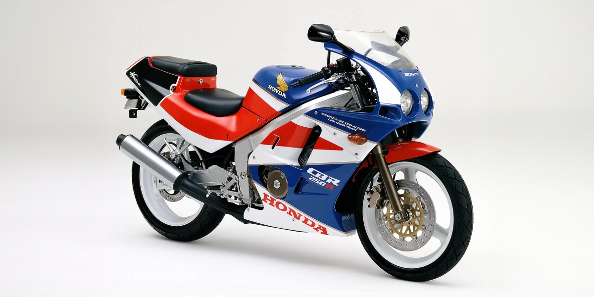 怪騎物語。高轉速魅影,征服80年代仿賽戰場的「Honda CBR250R」!