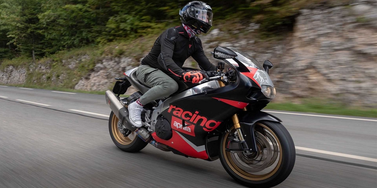 復古造型與現代引擎的結合!法國部落客Le Week-End De Course將Aprilia RSV4換上RS250造型