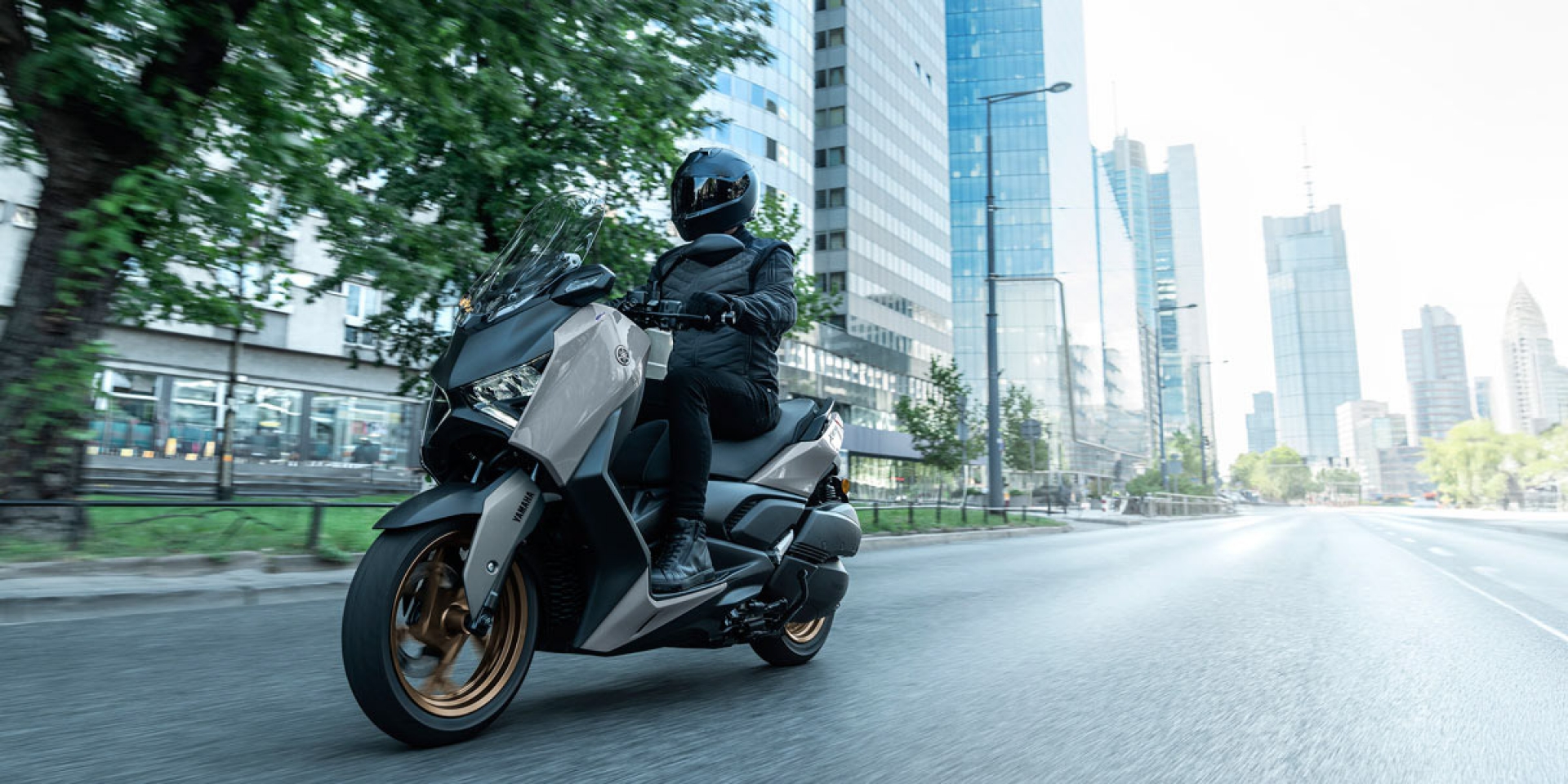 EXPERIENCE THE MAX：「XMAX」 再進化 定義中量級速克達新標準。建議售價23.8萬