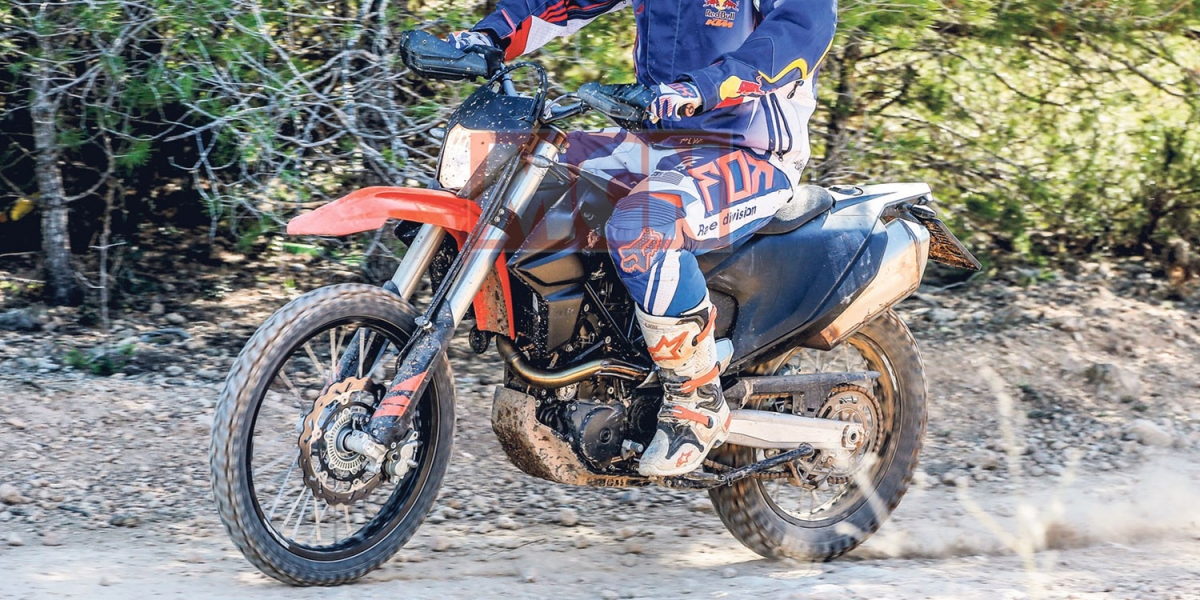 兄弟鬩牆。KTM  690 Enduro/Supermoto林間捕獲