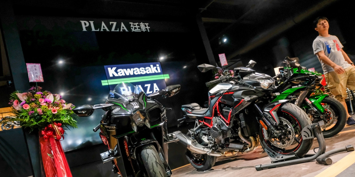 全台首間KAWASAKI PLAZA桃園開幕 日系質感展間台灣首見!柯執行長:「持續溝通重機上國道」