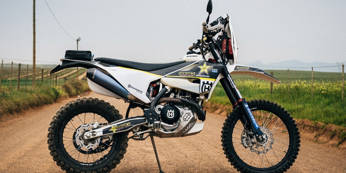 拉力拉起來!刷一整排泥巴!拉力戰鬥版HUSQVARNA FE 501 by Johnston Moto