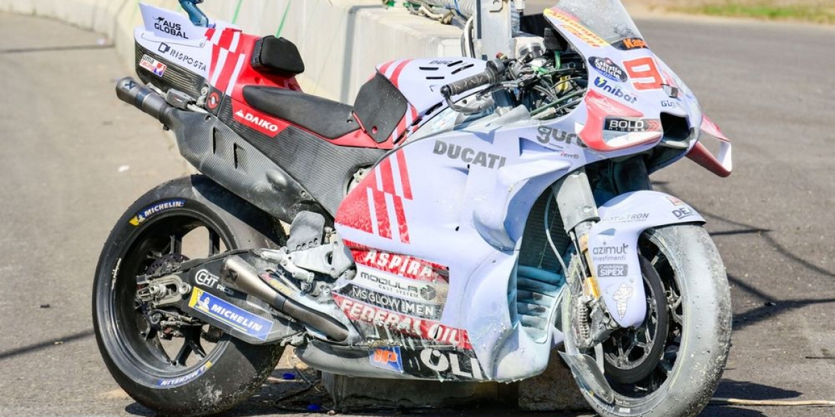 誰是笨蛋?這次真的整台燒掉了!Marc Marquez的DUCATI因為沒有使用正確滅火器而「完全損毀」!