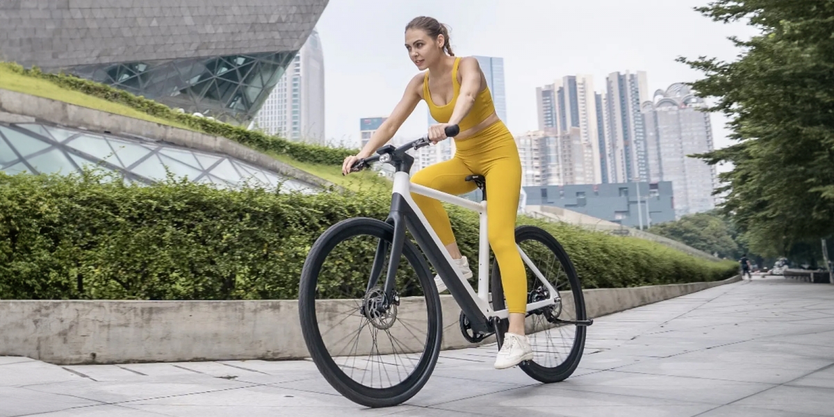 Tezeus C8:250W馬達、32公里極速、15公斤車重、100公里續航,輕盈時尚的碳纖電動自行車