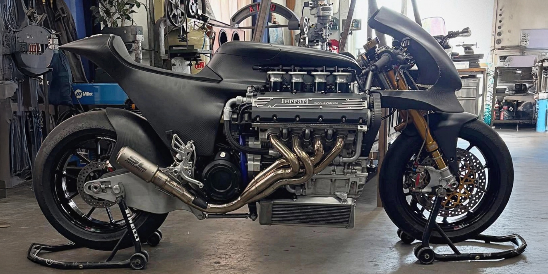 V8 怪獸上路！Max Hazan 把 Ferrari F355 引擎塞進自製 Cafe Racer，這台 HF355 根本瘋了